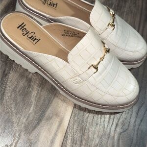 HeyGirl Women's White Croc-Embossed Mules